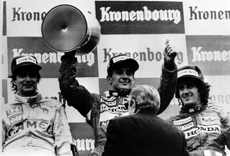 Imola. Ayrton sul podio mentre festeggia con il secondo arrivato, Alain Prost, e Nelson Piquet (a sinistra), terzo sul traguardo (Ap)